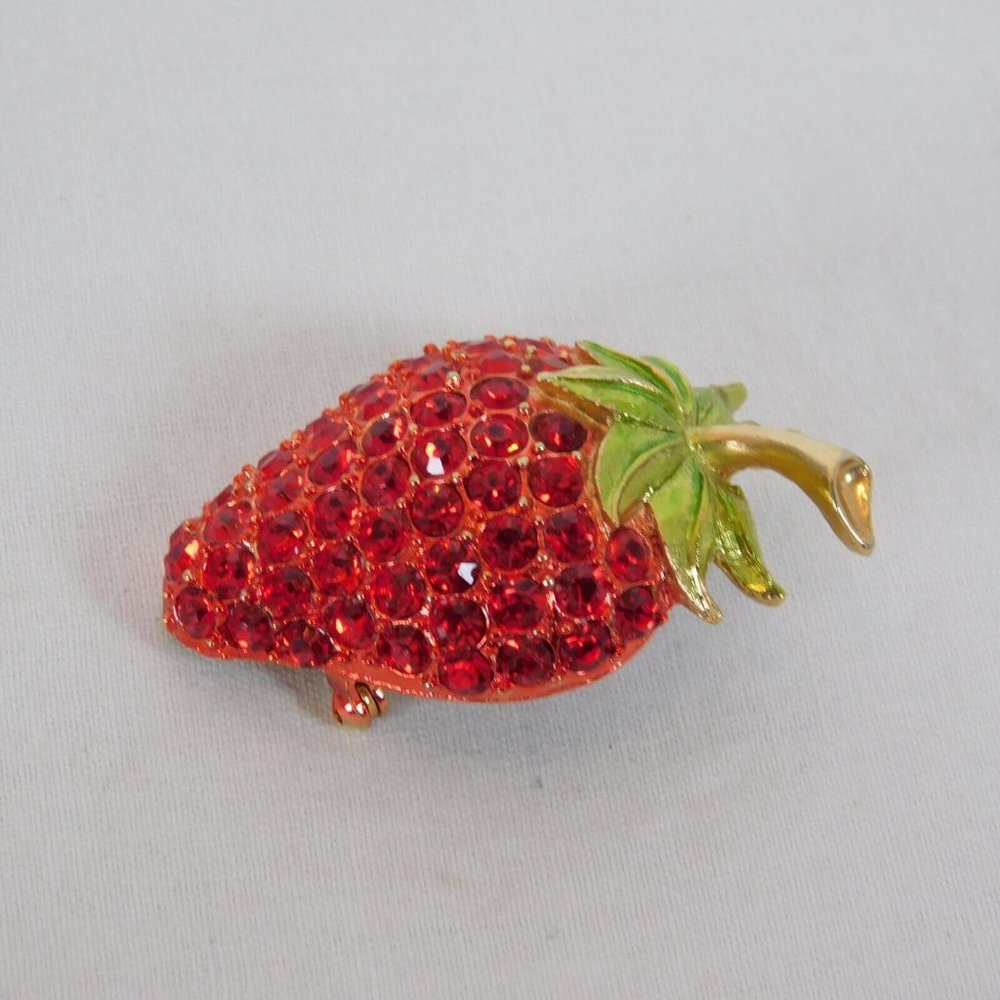 Vintage Red Rhinestone Strawberry Fruit Gold Tone Brooch Pin Domed Leaves Stem - Picture 2 of 6